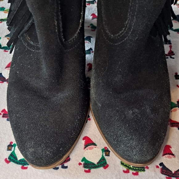 Stylish distressed black suede Steve Madden fringe booties, 10 - Picture 9 of 12
